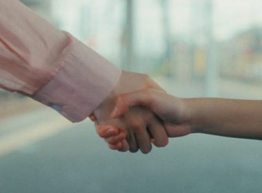 乃木坂46 第33張單曲收錄曲 公開遠藤さくら、賀喜遥香組合的「マグカップとシンク」MV 圖片1