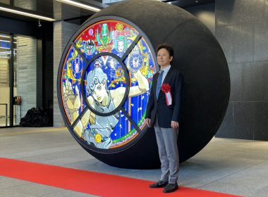 荒木飛呂彥參與「WARP」公共藝術 展出JOJO風格「噴水小僧」彩繪玻璃 圖片1