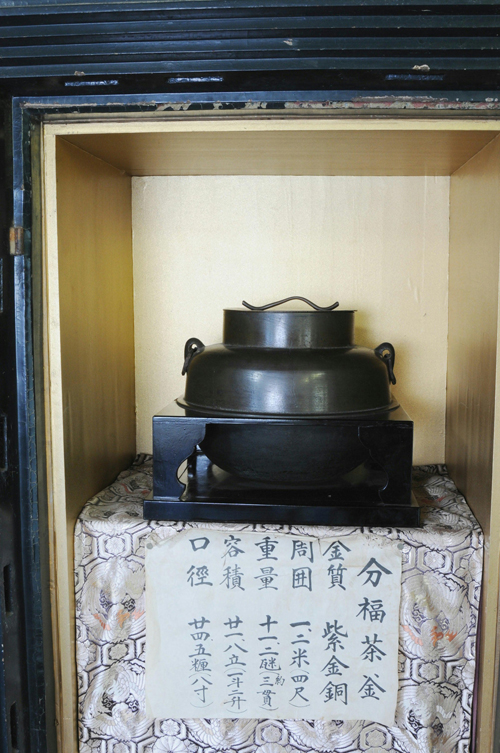 茂林寺中供奉的茶釜，圖片取自《タヌキがいっぱい！「ぶんぶく茶釜」のお伽ばなしを生み出した「茂林寺」 | ロータスタウン－クルマとあなたをつなぐ情報サイト (l…