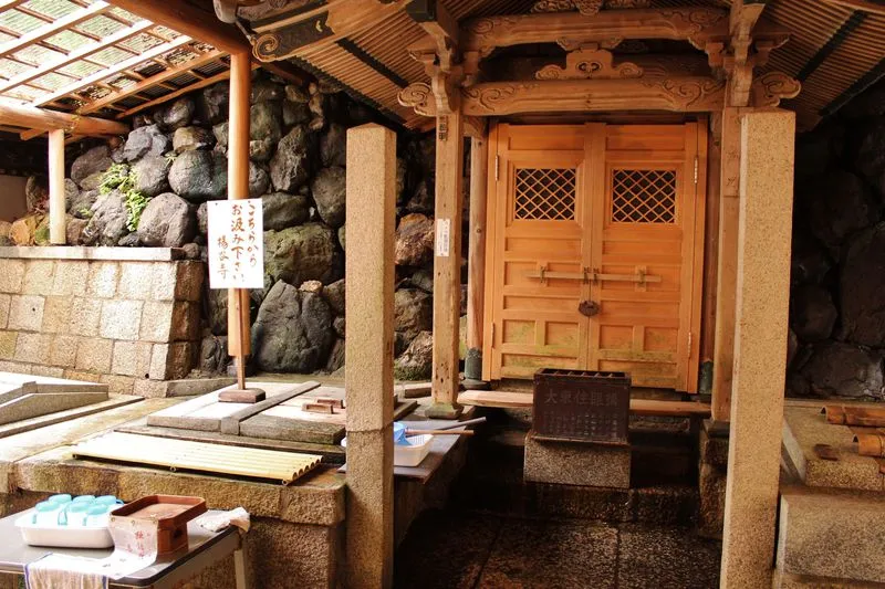 京都陽谷寺的独鈷水，圖片取自《 京都「柳谷観音 楊谷寺」は奇跡の「独鈷水」が湧く、空海ゆかりの眼の観音様 | 京都府 | トラベルjp 旅行ガイド (trav…