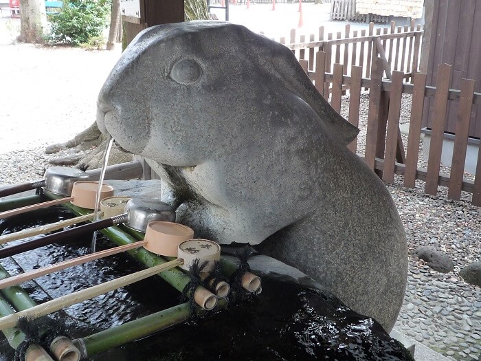 調神社的兔子手水舍，圖片取自《 ツキからの使者？ ウサギだらけの調（ツキ）神社で恋愛運アップ – 電話占いシエロ (happy-cielo.com)》