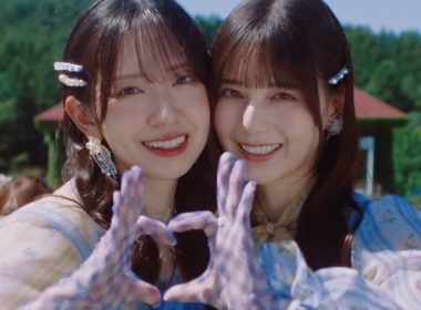 日向坂46第15張單曲《お願いバッハ！》MV公開 金村美玖、小坂菜緒擔任 W Center 圖片1